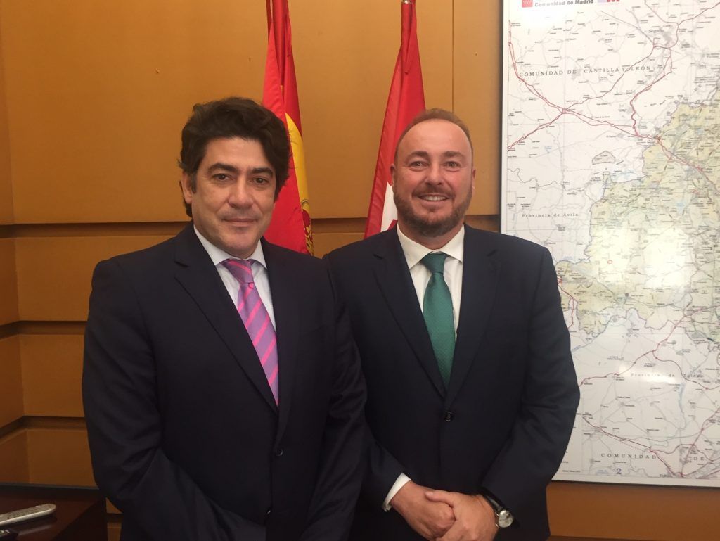 A la izquierda, el consejero de Vivienda y Administración Local de la Comunidad de Madrid, David Pérez junto a Juan Casares, presidente de CONCOVI